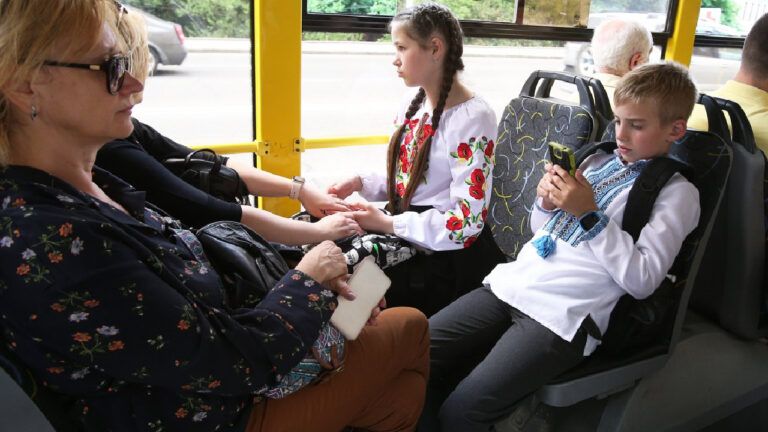 учні, діти в автобусі