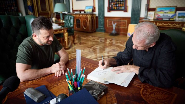 Тимоти Снайдер презентовал президенту Украины новую книгу О свободе