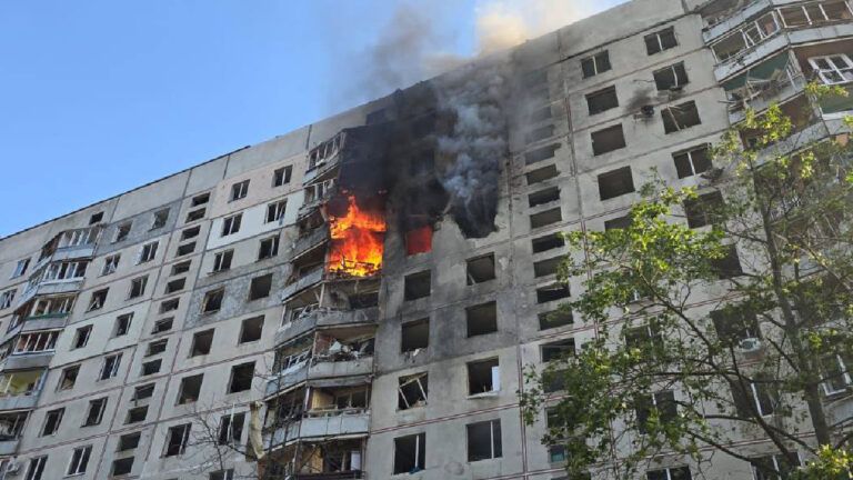 Вибухи у Харкові: РФ поцілила КАБами у багатоповерхівку, є поранені