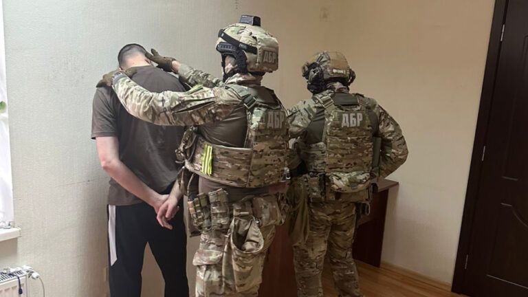 Експравоохоронець під виглядом працівника ДБР вимагав у знайомого $60 тис.