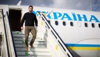 Зеленський сходить з літака