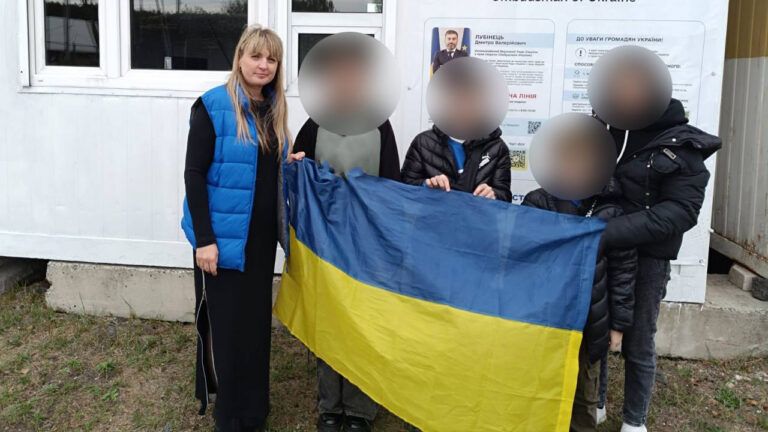Діти і матір, вивезені з окупації