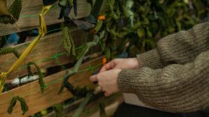 Берегині з Ірпеня: жінки, що пережили жахи війни та плетуть маскувальні сітки