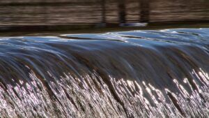 Из Кураховского водохранилища продолжает выходить вода: есть ли угроза подтопления вода