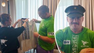 Усик отримав подарунок від Марії Шухевич