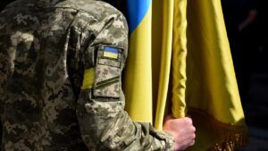 військовий з прапором