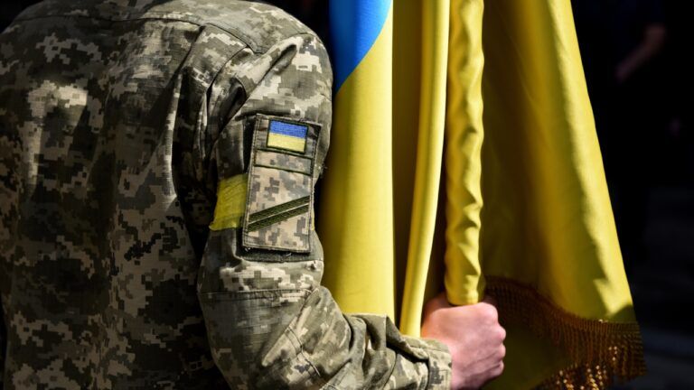 військовий з прапором