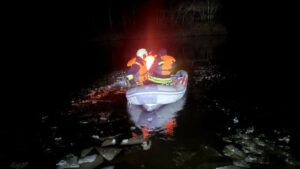 На річці під Черніговом дідусь з 7-річним онуком провалилися під лід