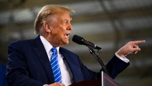 Трамп хоче провести низку рейдів щодо нелегальних іммігрантів в США – WSJ