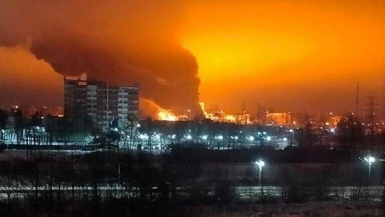 Пожежа у Гатчині 10 січня: в Ленінградській області горить завод