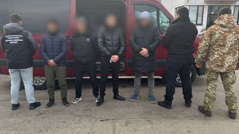 Двоє чоловіків та підліток намагалися виїхати до Угорщини