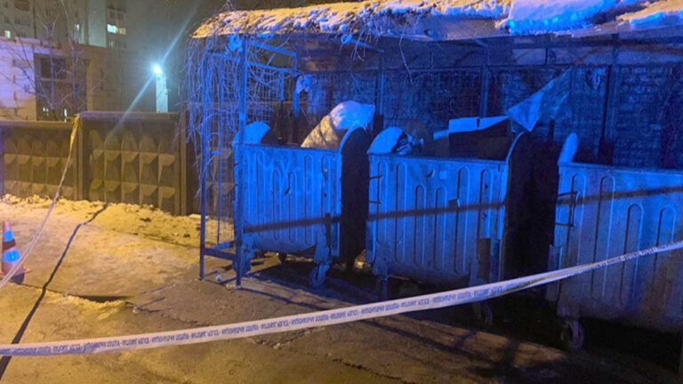 Мати залишила сина біля смітника