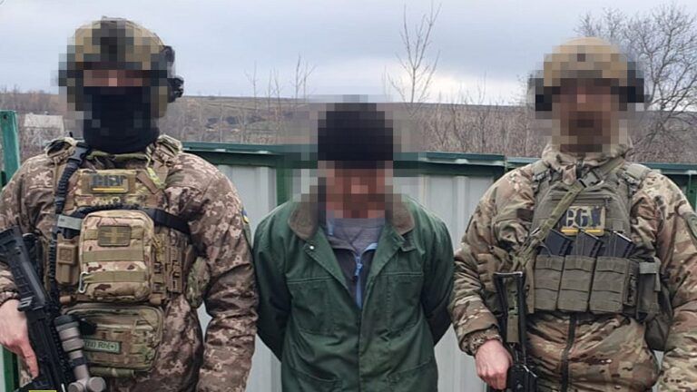 На Донеччині чоловік збирав координати позицій ЗСУ: СБУ затримала зрадника
