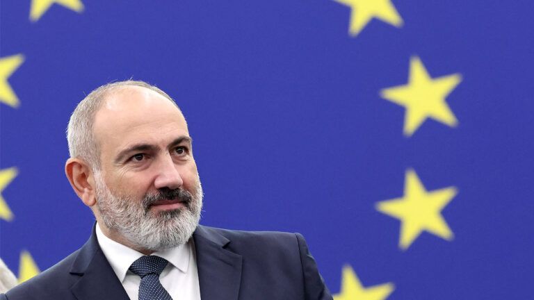 Літак прем'єра Вірменії вперше за 30 років пролетів через Азербайджан