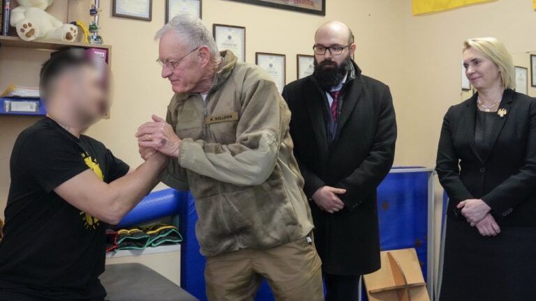 Кіт Келлог відвідав військових