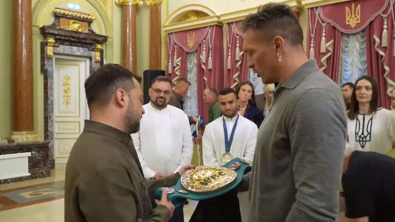 Усик відмовився коментувати, що за пояс WBC Зеленський привіз Трампу