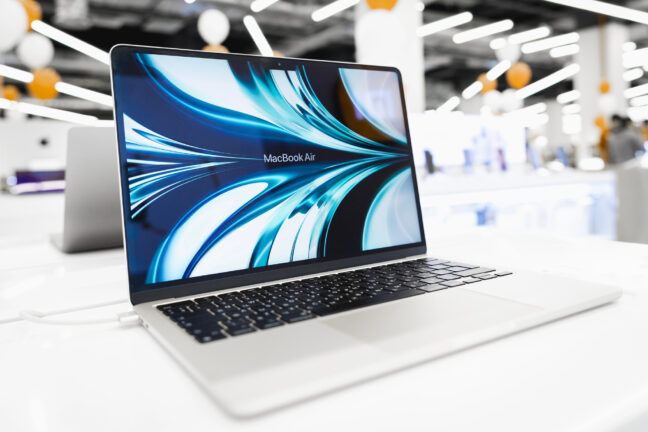 MacBook Air яку модель та для яких задач обрати Особливості MacBook Air, які моделі та для яких задач обрати. Читайте детальніше про MacBook Air та особливості різних моделей