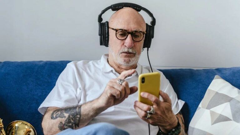 музикант в навушниках