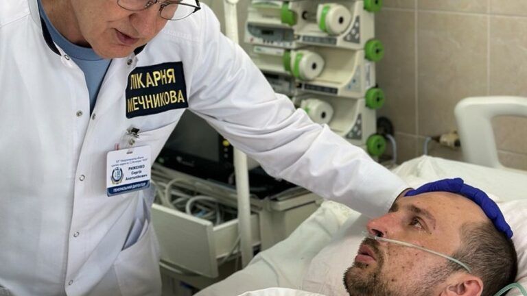 у лікарні Дніпра рятують важкопораненого бійця