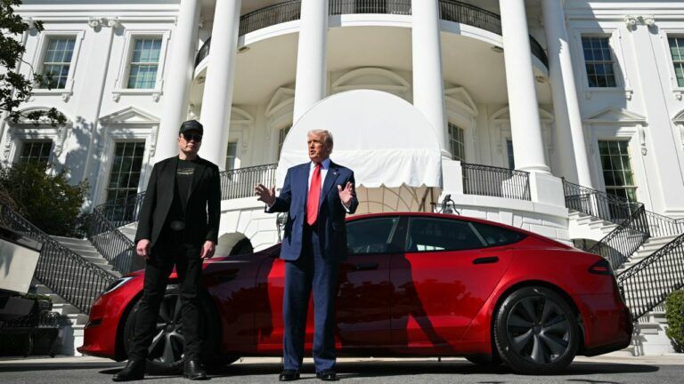 Трамп купив у Маска Теслу