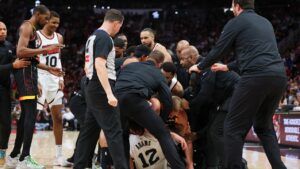 Хьюстон – Финикс: на матче НБА подрались баскетболисты — ВИДЕО