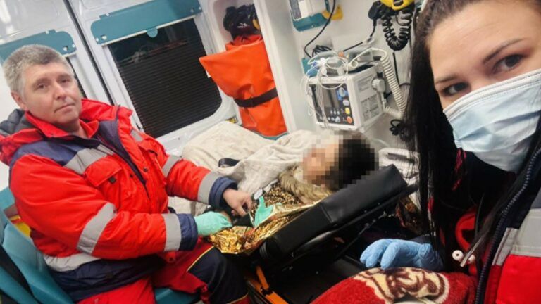Приймали пологи при світлі мобільних телефоні
