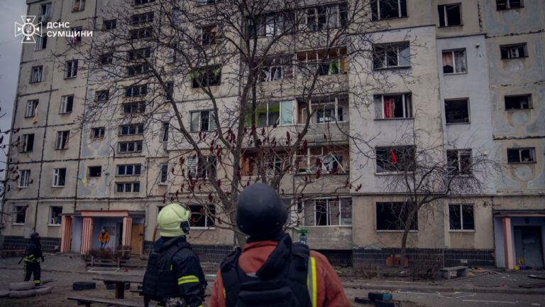 Ракетный удар по Сумам 24 марта: повреждена многоэтажка и школа, ранены