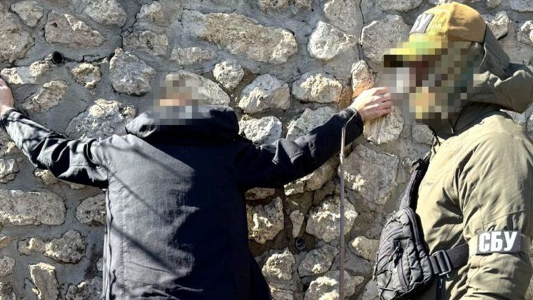 Планировали теракты в ТЦК: СБУ задержала двух агентов РФ
