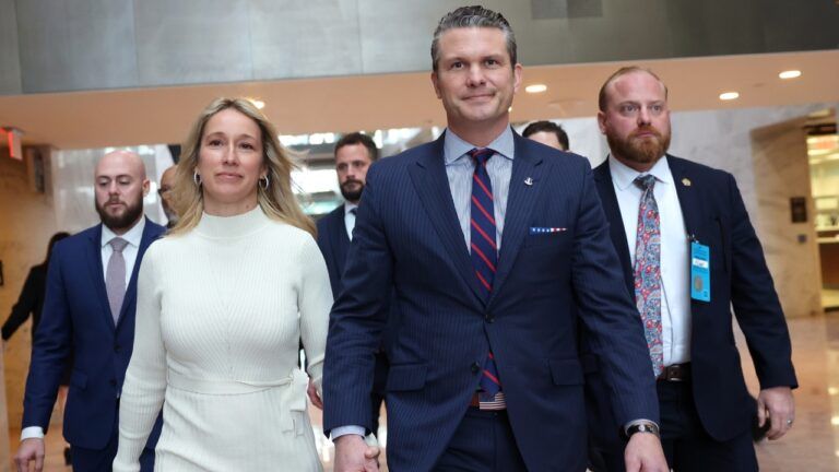 Піт Гегсет з дружиною