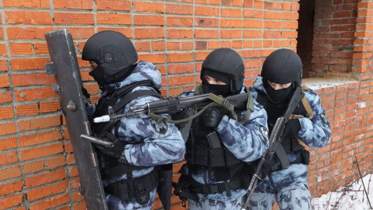 Стрілянина у Мурманську: чоловік відкрив вогонь з даху будинку в центрі Мурманська