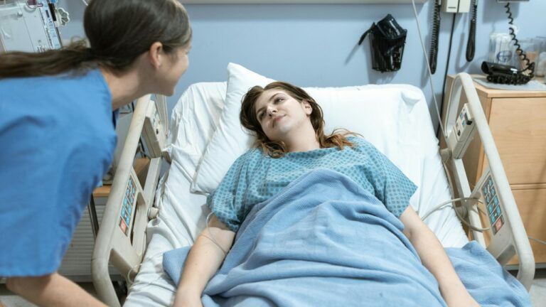 лікарня, пацієнтка у ліжку