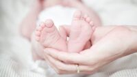 народився з вагою 890 г