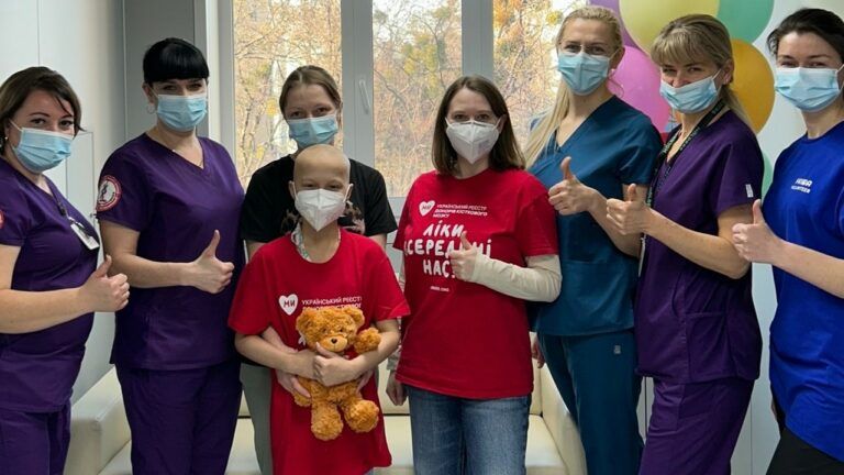 у Києві провели трансплантацію кісткового мозку дівчинці зі складним діагнозом
