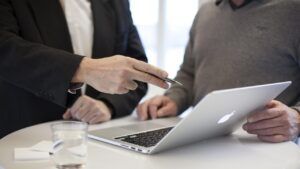 чи можуть пенсіонери працювати на держслужбі після 65 років