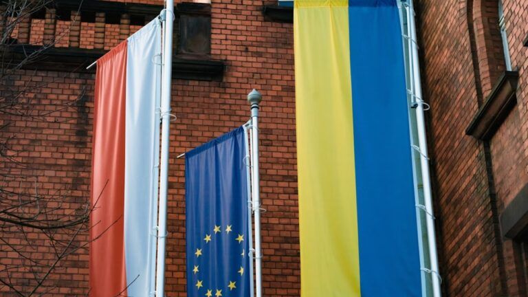 прапори Польщі, ЄС та України