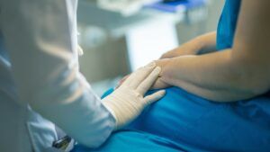 вимагання коштів і медицина в Україні