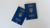 чи потрібно вклеювати фото в паспорт в 60 років