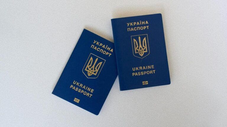 чи потрібно вклеювати фото в паспорт в 60 років