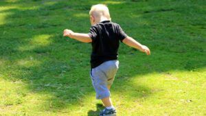 коли діти починають ходити