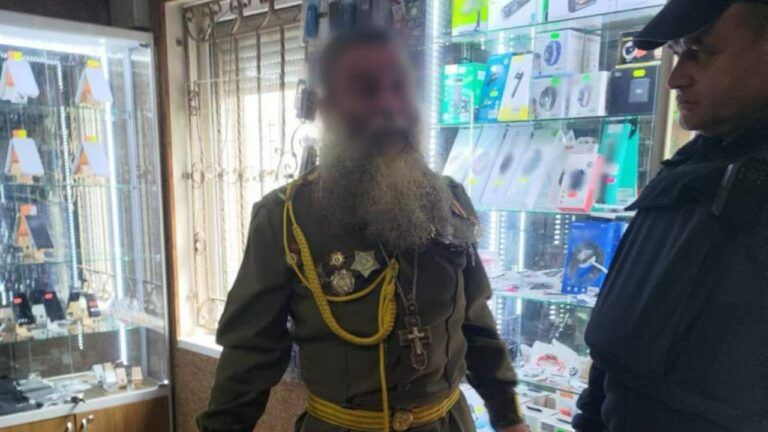 На Закарпатті затримали священика УПЦ МП з товаришем за розгулювання в радянській формі
