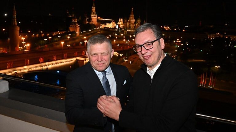 Вучич показав фото із Фіцо на тлі Кремля