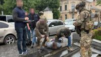 ДБР викрило правоохоронця, який за $9 тис. пропонував чоловікам виїзд за кордон