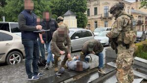 ДБР викрило правоохоронця, який за $9 тис. пропонував чоловікам виїзд за кордон
