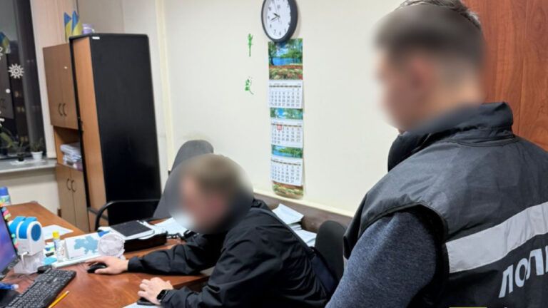 Двоє податківців торгували інформацією з баз ДПС