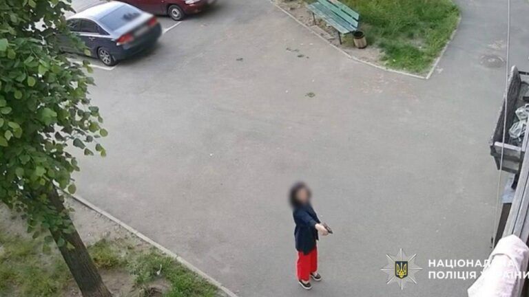 жінка відкрила стрілянину поруч із багатоповерхівкою