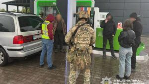 допомогали ухилянтам втекти за кордон