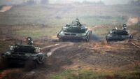 Танки беруть участь у спільних російсько-білоруських військових навчаннях «Захід-2017» на полігоні поблизу міста Борисов 20 вересня 2017 року