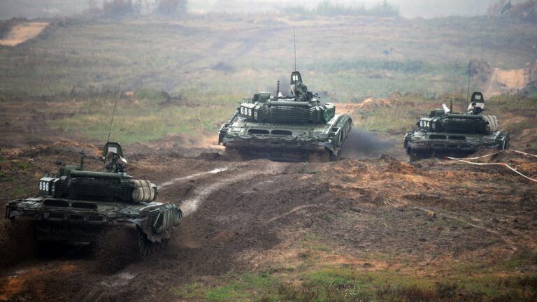 Танки беруть участь у спільних російсько-білоруських військових навчаннях «Захід-2017» на полігоні поблизу міста Борисов 20 вересня 2017 року