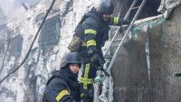Рятувальники ліквідовують наслідки обстрілу