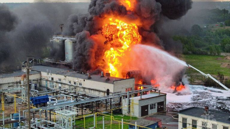 У російському Кстово спалахнула пожежа на заводі з виробництва бітуму